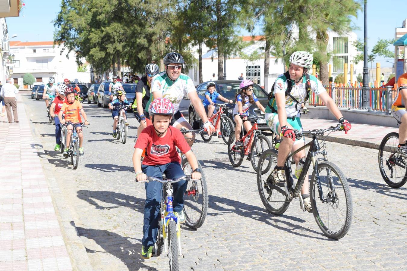 Padres e hijos disfrutaron el sábado en el Día de la Bicicleta en Campanario. A. C.