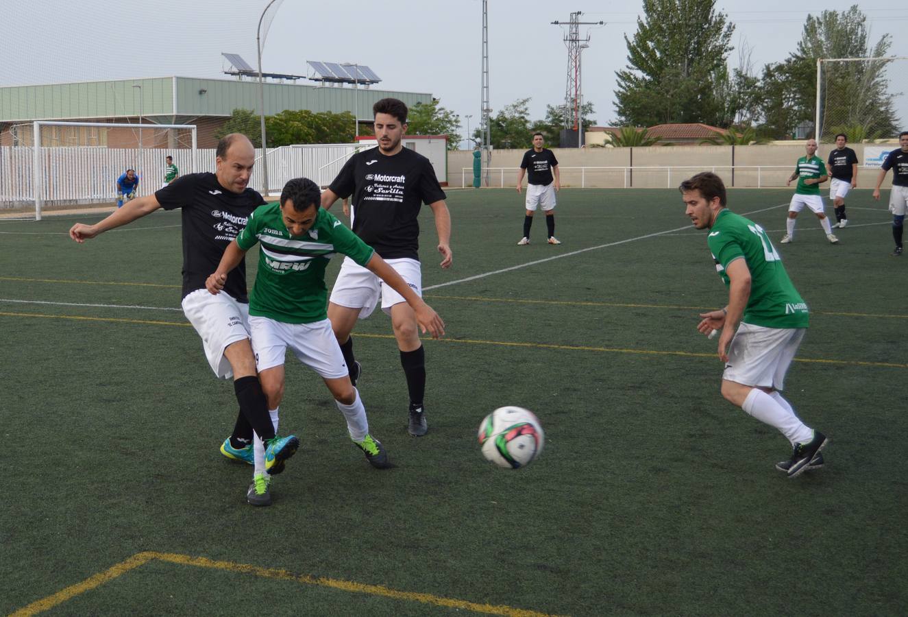 Cuco despejando un balón en presencia de Fidel, en la final del pasado sábado disputada en Villanueva. 