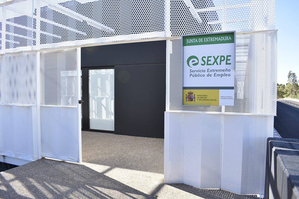 Entrada a las nuevas dependencias del Sexpe y del Sepe. 