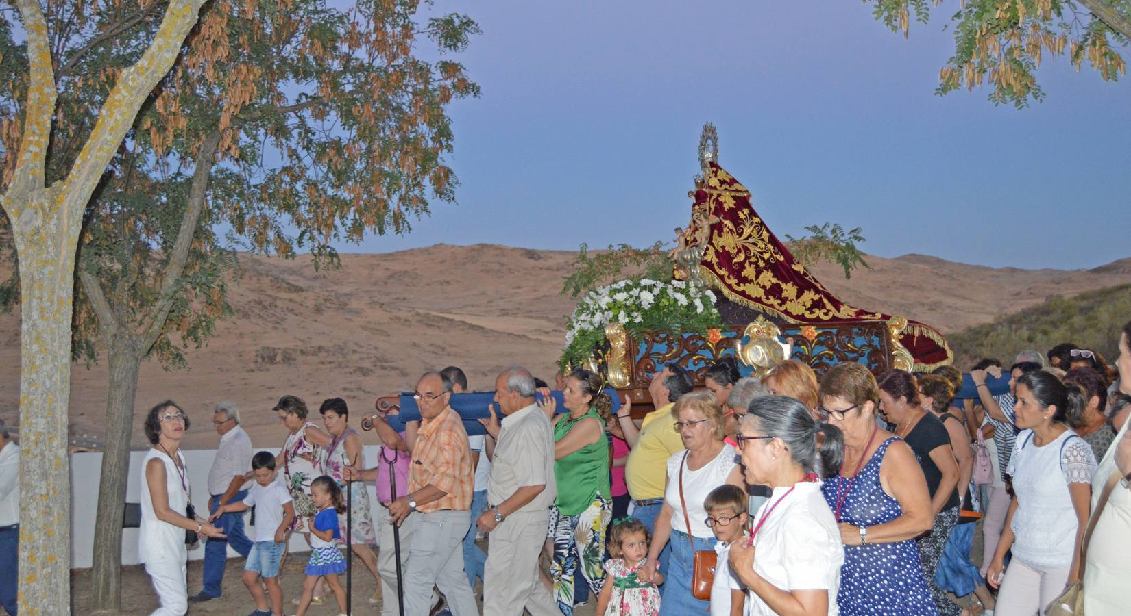 Los emigrantes llevando en procesión a la Virgen de Piedraescrita. 