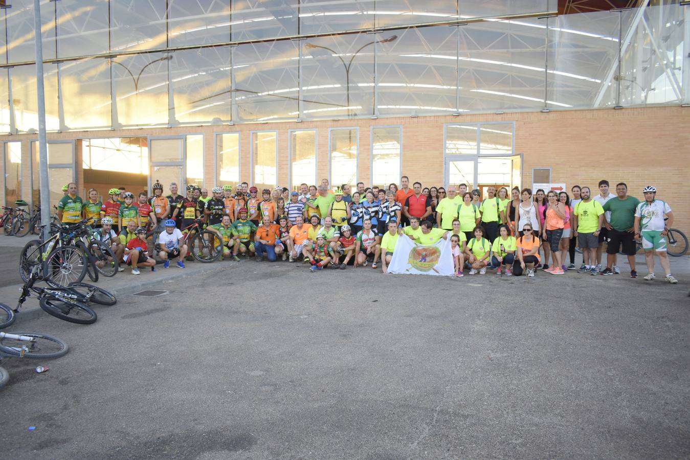 Foto de familia antes de dar comienzo las dos rutas. 