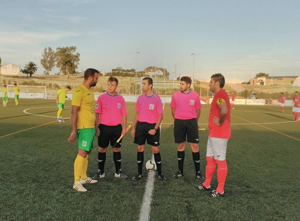 Saludo de capitanes y trío arbitral en el último amisotoso ante el Siruela. CFC