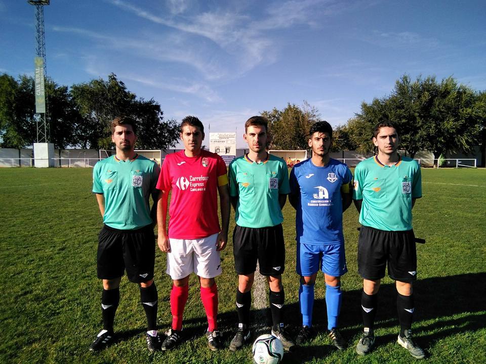 Trío arbitral con los capitanes de ambos equipos. FACEBOOK DE LA SP RIBEREÑA