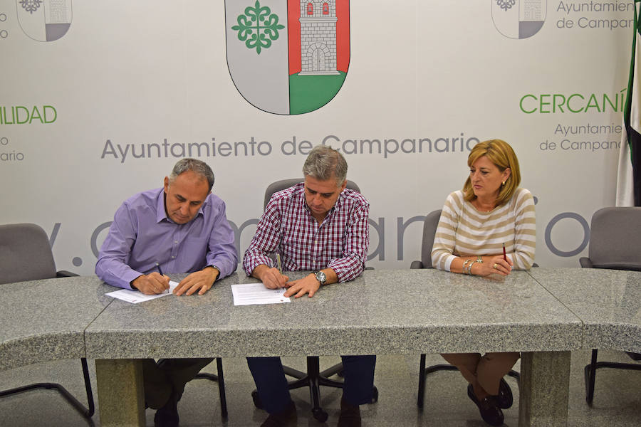 El alcalde firmando el convenio con el presidente de Inclusives, en presencia de la primera teniente de alcalde, Mari Ángeles Calvo. 
