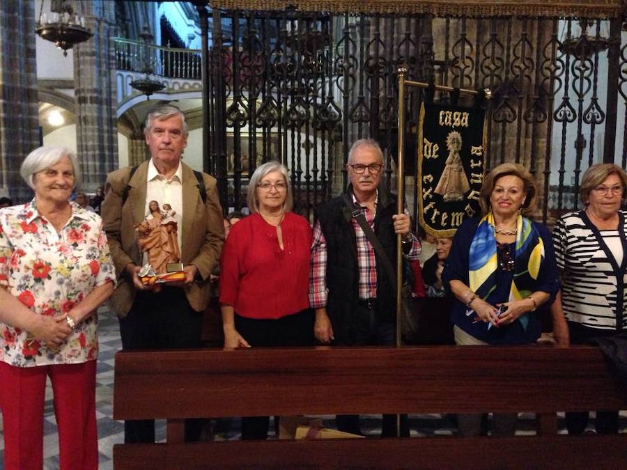 La Casa de Extremadura de Cádiz entrega la imagen de su patrona al Monasterio de Guadalupe