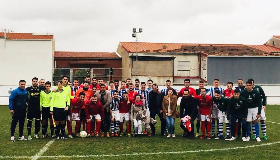 Jugadores de ambos equipos, con familiares de Zoe, antes de empezar el partido. 