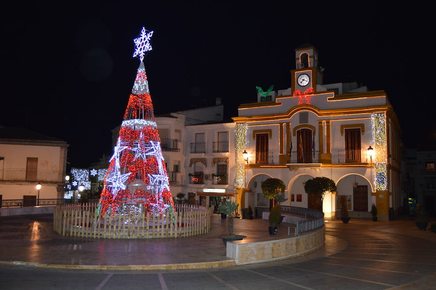 Gran árbol navideño instalado en la plaza de España. 