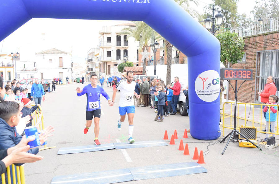 Los dos atletas entraron juntos de la mano tras una carrera igualadísima. 