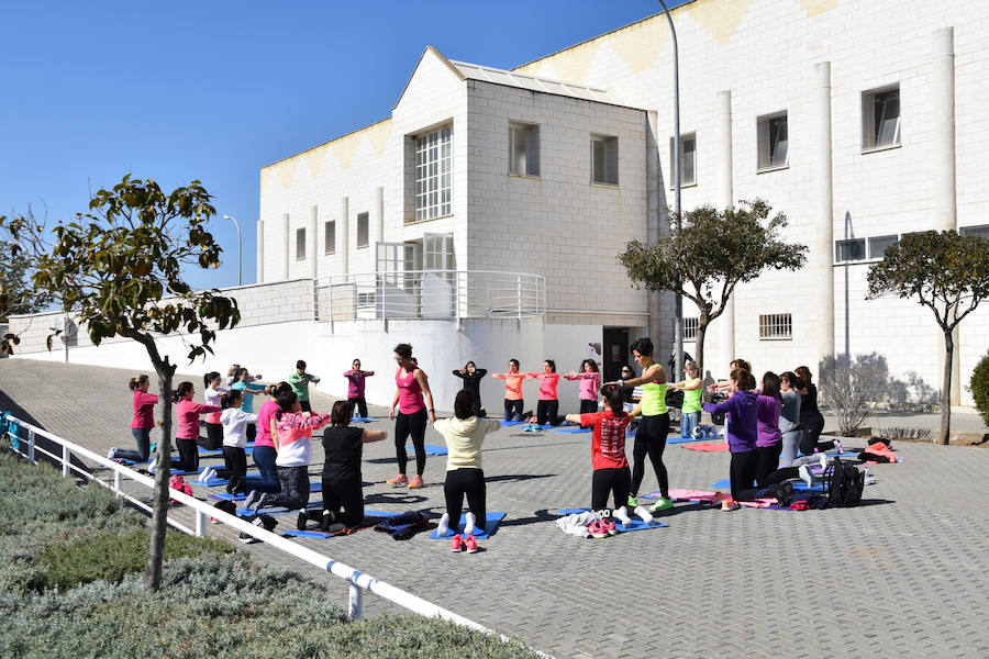 Una treintena de participantes acuden a la quedada previa a la Carrera de la Mujer