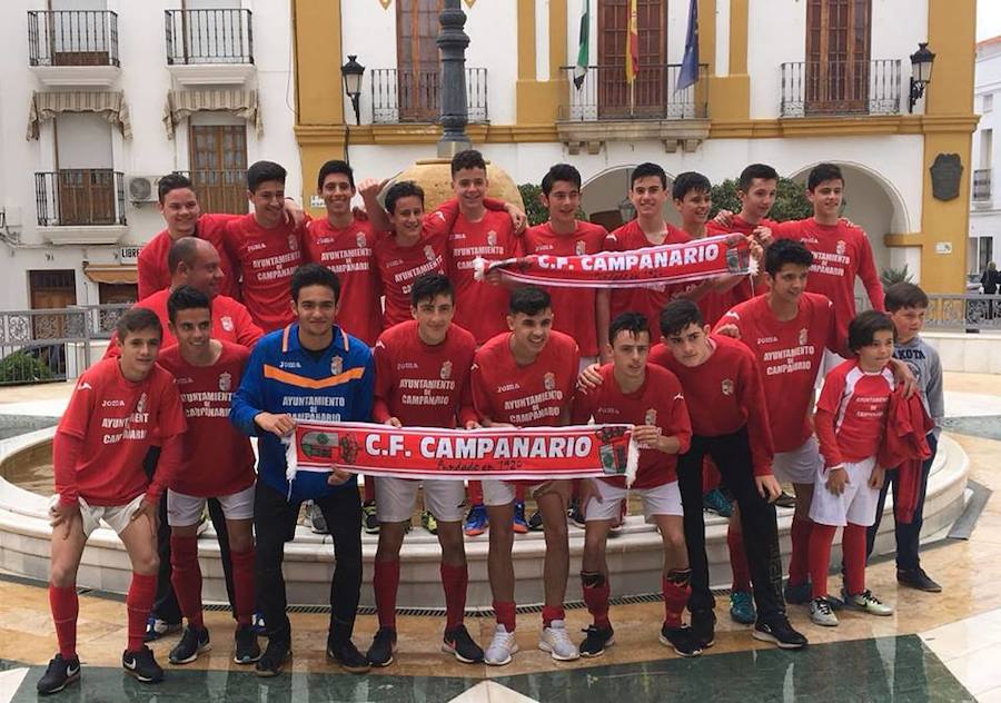 Los jugadores y el técnico celebrando el campeonato en la plaza. 