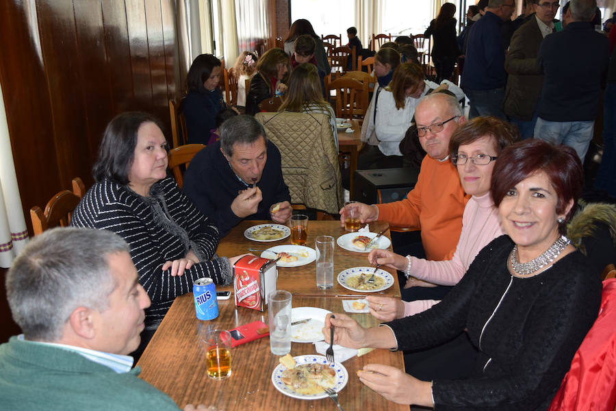 Vecinos en la Ruta de la Tapa el año pasado. A. C.