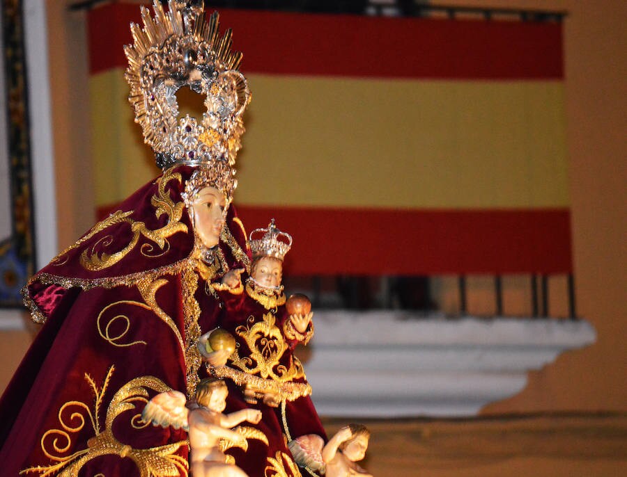 Virgen de Piedraescrita el día de la Entrada antes de entrar en la iglesia. 