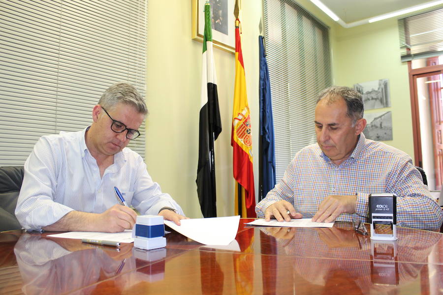 El alcalde y el presidente de Inclusives firmando el convenio. M. M.