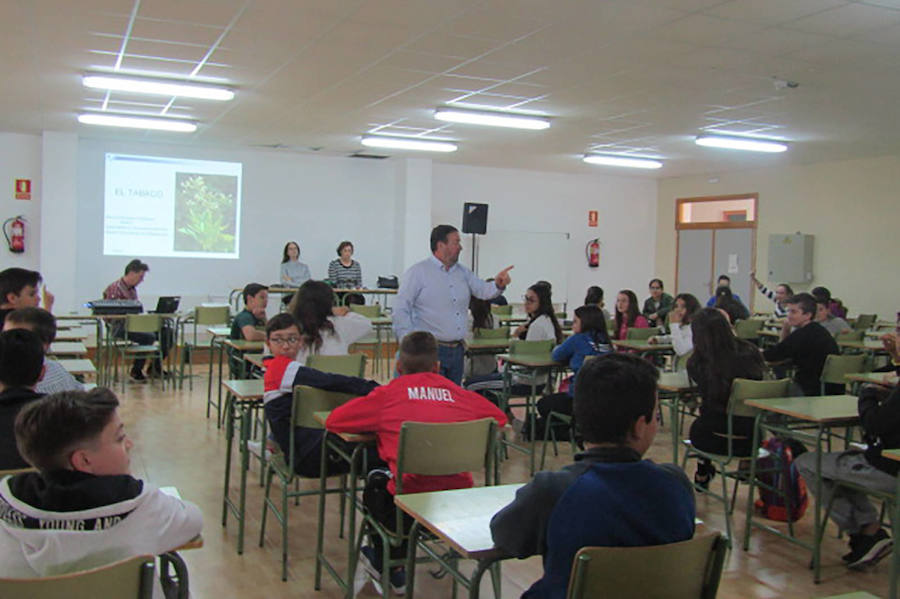 Advierten a los alumnos de los riesgos del consumo del tabaco