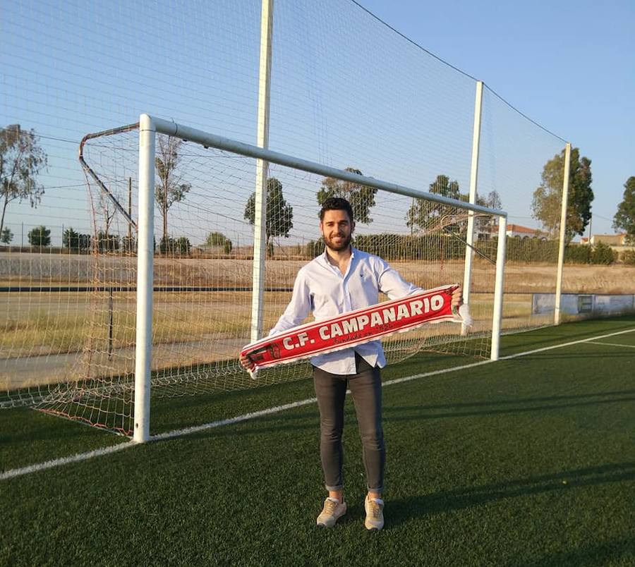 El portero Isi Tena, posa con la bufanda del CF Campanario. 