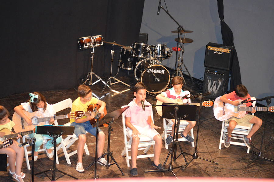 El teatro Olimpia se abarrota en la clausura de la Escuela de Música