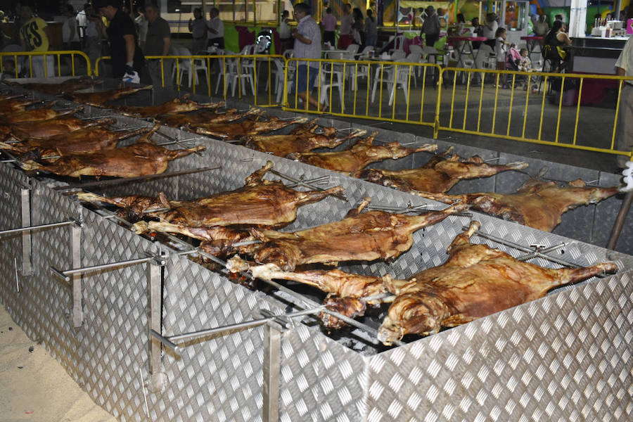 La degustación del asado de cordero repite cita en la feria de agosto