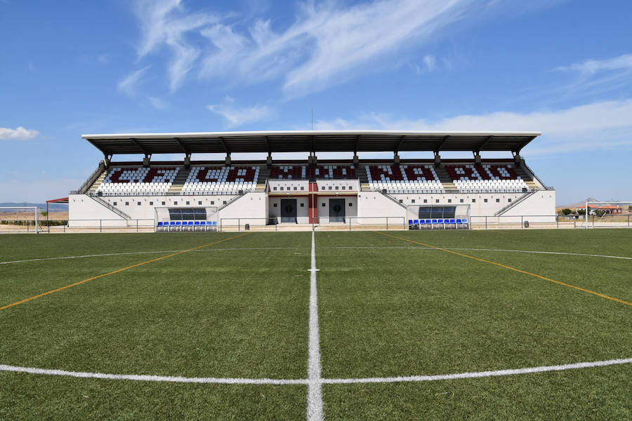 El campo de fútbol El Ejido se 'convierte' en estadio con la nueva grada cubierta