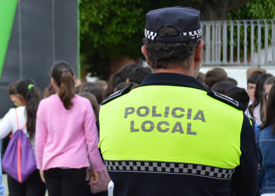 Policía Local de espaldas en una actividad organizada en el parque de Campanario. 