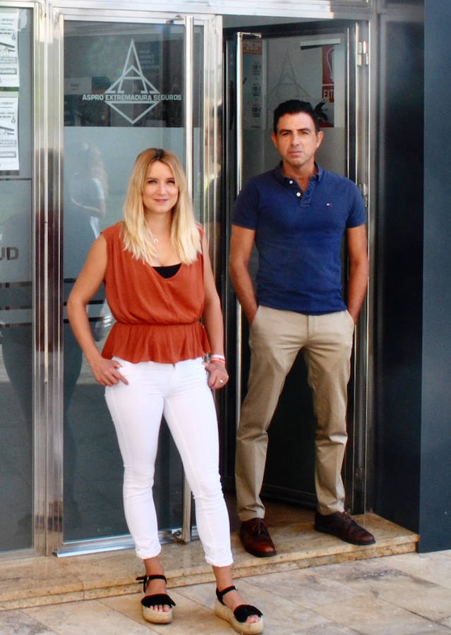 Ángela y Alonso en la puerta de la oficina en Campanario. 