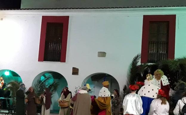 Imagen principal - Niños y mayores disfrutan en la cabalgata de los Reyes Magos