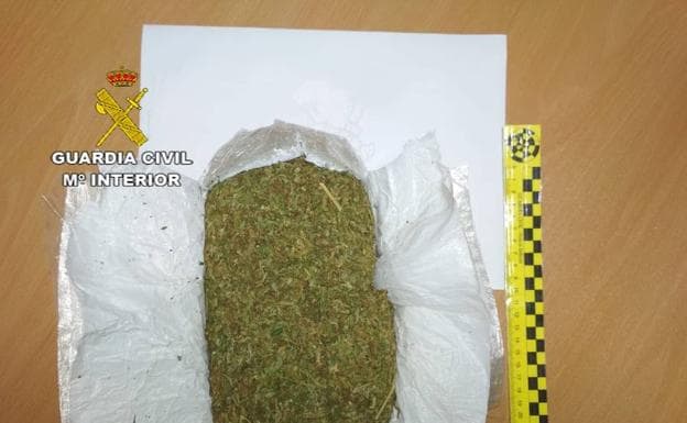 Marihuana localizada en el interior del vehículo en el que viajaban cuatro ocupantes sevillanos. 