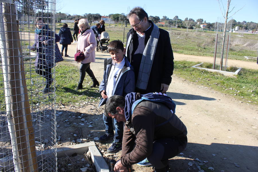 Imagen secundaria 2 - Familias junto a su primer hijo, y Juan Manuel Martín, de 8 años, que ya tienen su árbol. 