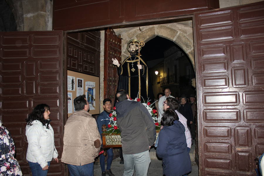 San Benito entrando en la parroquia por la puerta lateral. L.C.G.