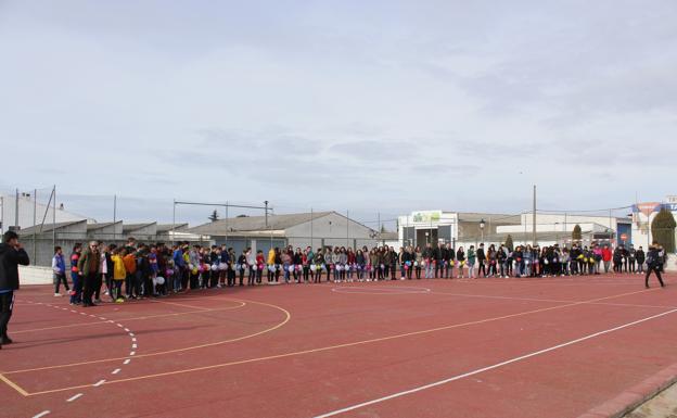Alumnos del IESO Vía de la Plata en un acto a favor de la paz, hoy, en su centro. 
