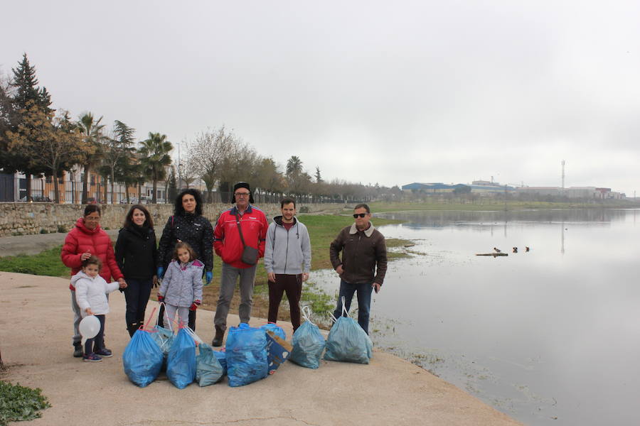Imagen secundaria 1 - Una decena de voluntarios limpian de plásticos y vidrio el entorno de La Charca