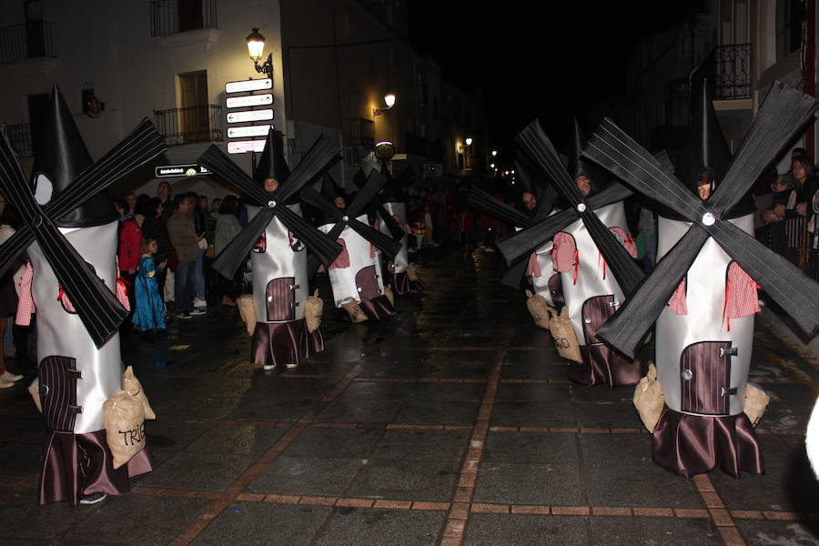 Imagen principal - La comparsa 'La evolución del Universo', victoriosa del Carnaval