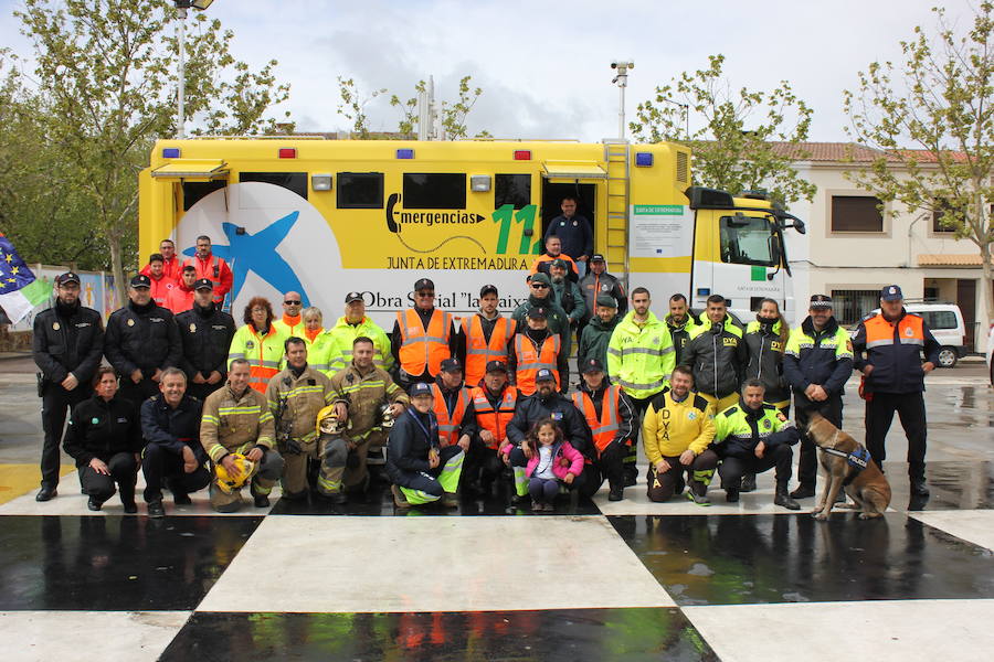 Imagen principal - Cerca de medio centenar de profesionales de seguridad y emergencias han mostrado su labor a los casareños. 