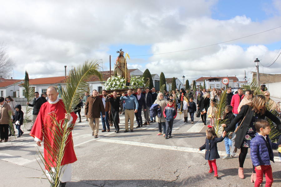 La procesión de La Burrina y la tradicional puja de brazos abren la Semana Santa casareña