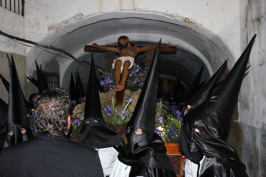 Imagen secundaria 1 - Arriba el Cristo a su paso por Gabriel y Galán. Abajo cruz el túnel de Hernán Cortés, y a la derecha la calle Santiago. 