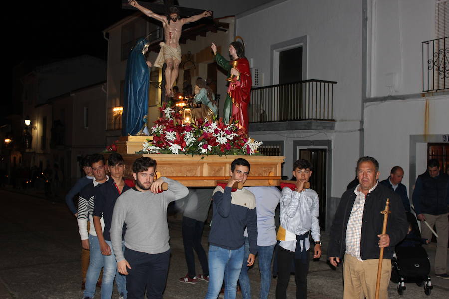Imagen principal - Los casareños arropan a las nueve imágenes del desfile de Jueves Santo