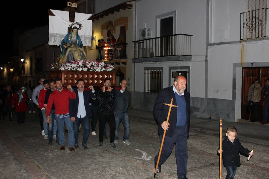 Imagen secundaria 2 - La Piedad, el recibimiento de La Soledad en la parroquia, y la cofradía del Santísimo ante el Monumento.