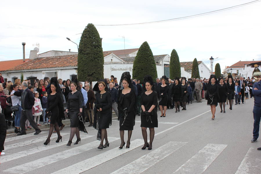 Imagen secundaria 1 - La caja del Cristo yacente, arropada por los representantes de la cofradía del Santísimo.