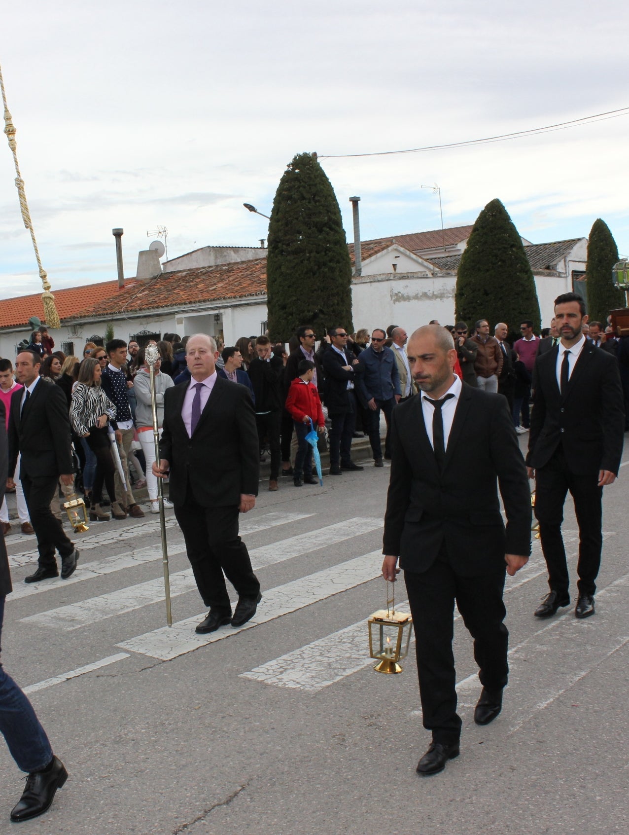 Imagen secundaria 2 - La caja del Cristo yacente, arropada por los representantes de la cofradía del Santísimo. 