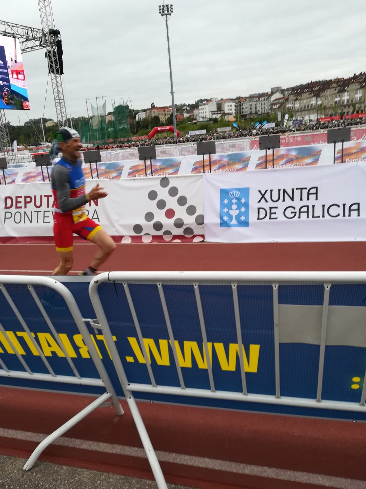El atleta, unos metros antes de entar en meta. 