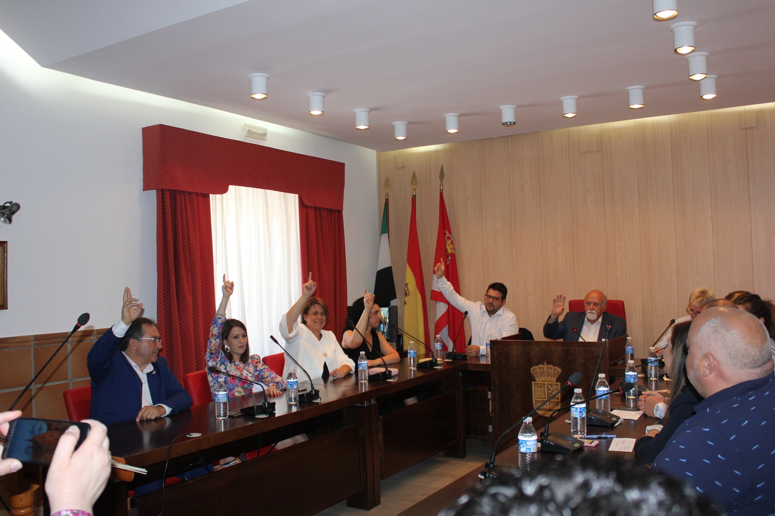 Los seis votos a favor de investir a Rafael Pacheco alcalde. L.C.G.