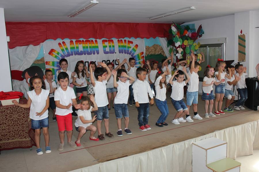 Los niños en un momento de la actuación que tenían preparada para sus familiares. 