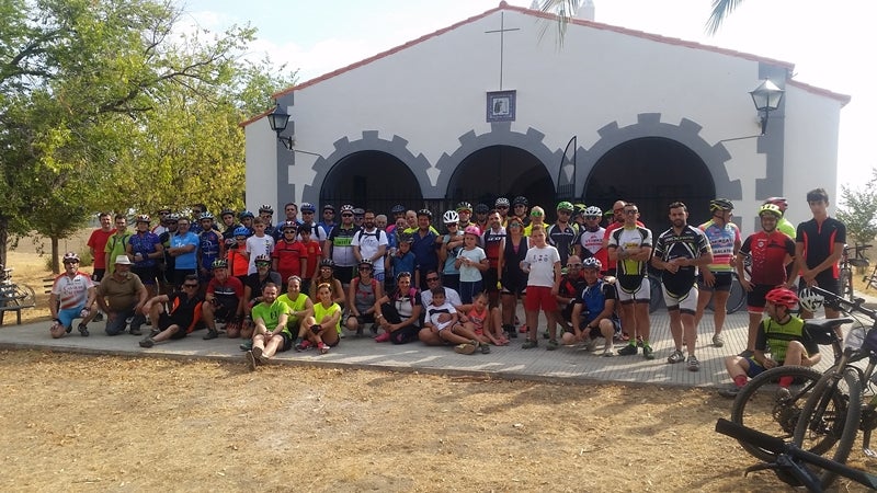Participantes de la marcha de ciclomontaña, ayer, en San Benito. 