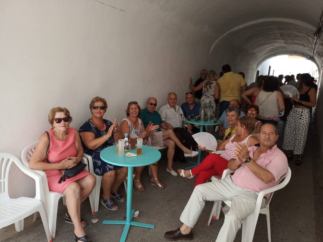 Un grupo de amigos se resguarda del sol en el túnel de la plaza. ROSA VIVAS