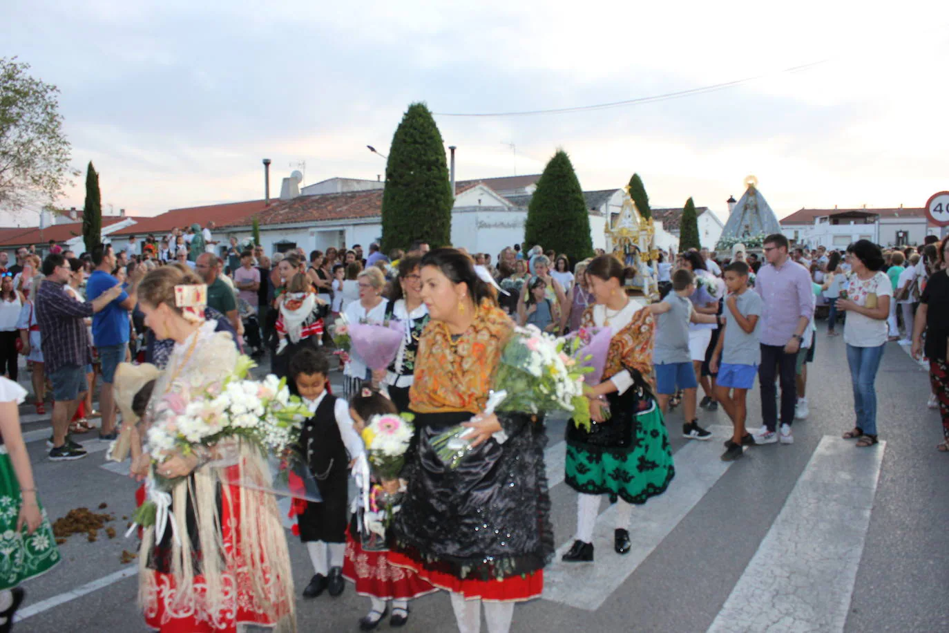 Imagen principal - Multitudinario recibimiento a la Virgen del Prado