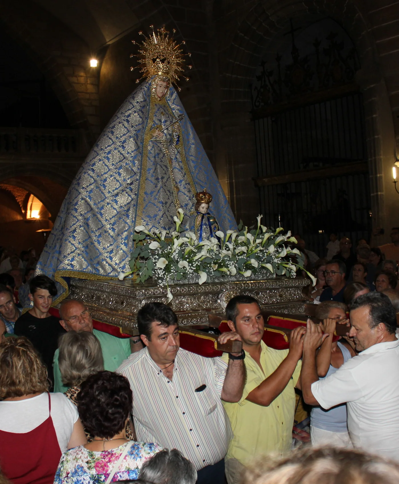Imagen secundaria 2 - Multitudinario recibimiento a la Virgen del Prado