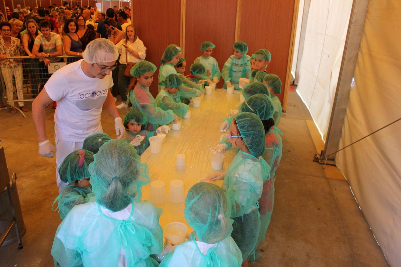 Los niños aprenden a elaborar queso fresco en un taller dinámico y práctico. LC.G.