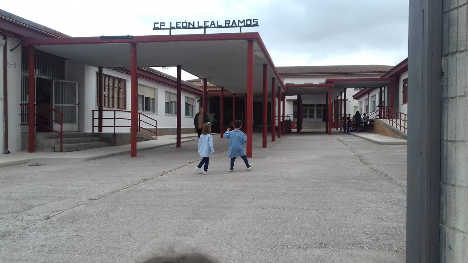 El colegio sigue a la espera de las obras de reformas necesarias en los edificios de Primaria. 