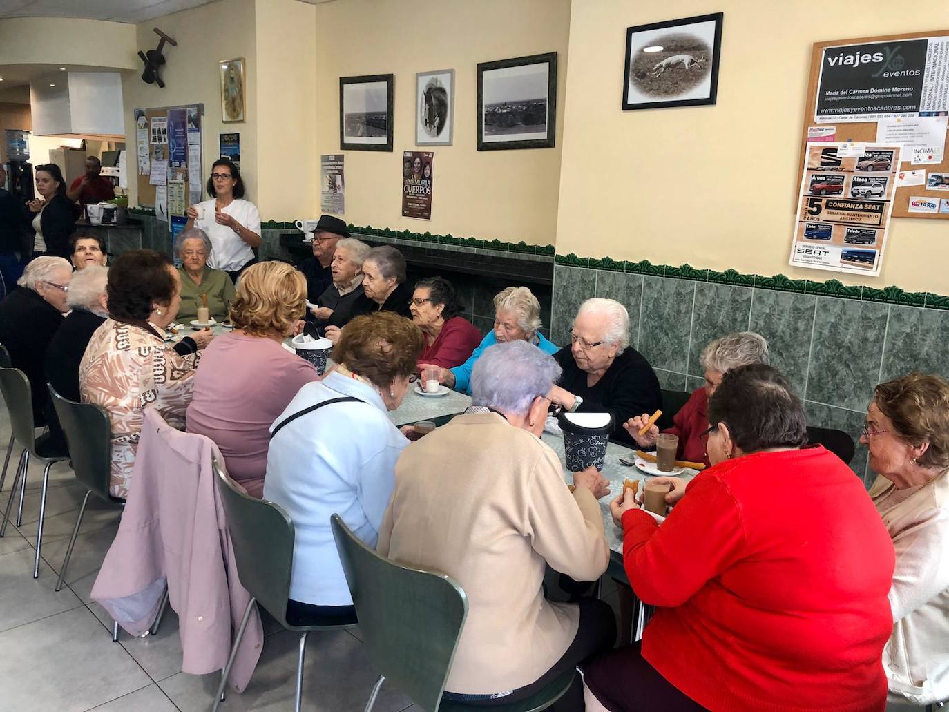 Churros y castañas conviven en Casar de Cáceres con los disfraces más terroríficos