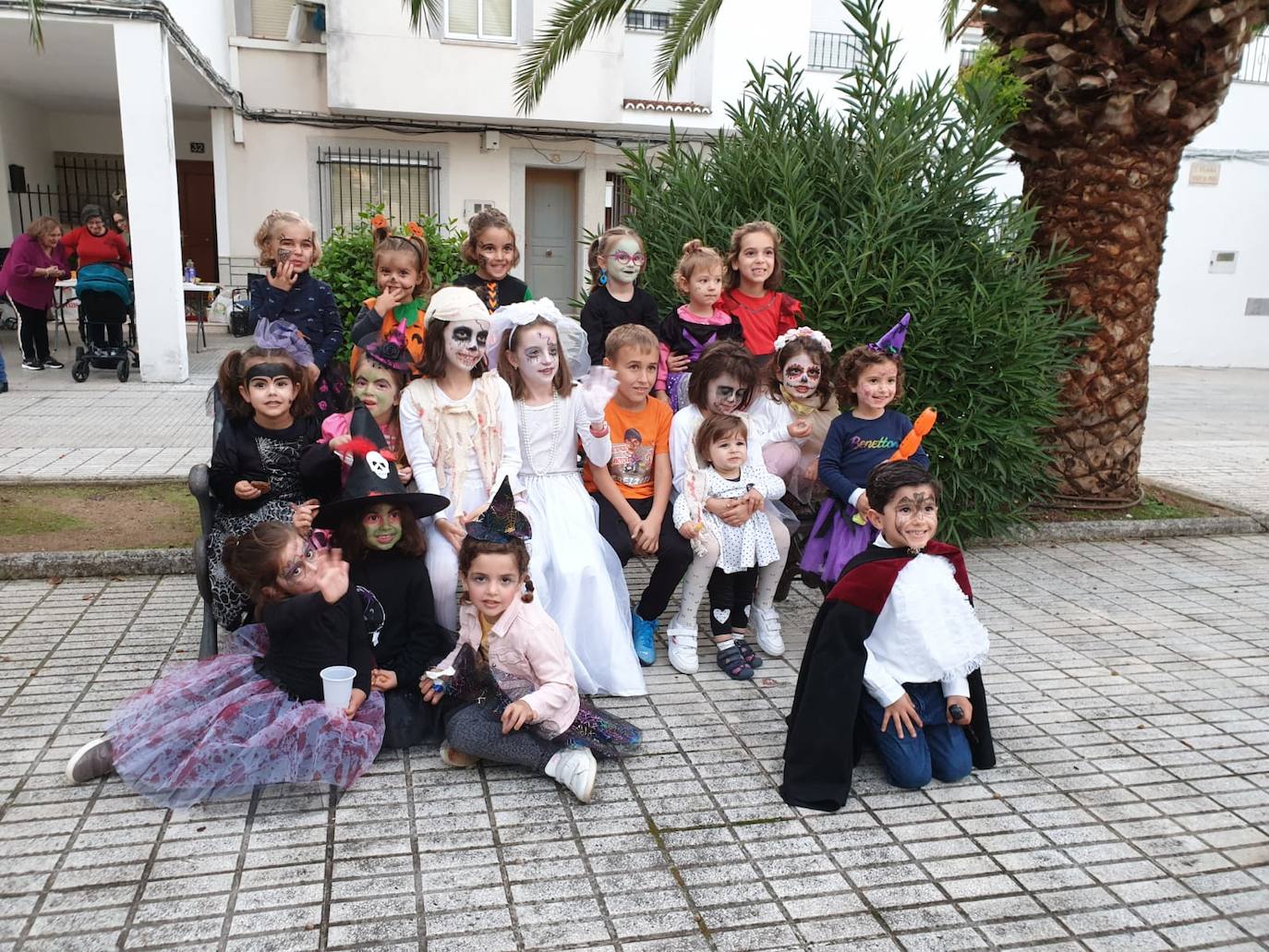 Los disfraces no han faltado en la barriada de Las Malvinas, pero tampoco los frutos de otoño. 