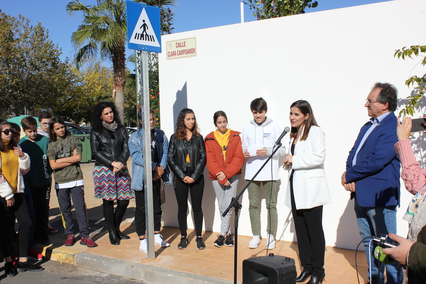 La consejera Isabel Gil, junto al alcalde, y los alumnos del IESO y la edil de Igualdad del Ayuntamiento. 